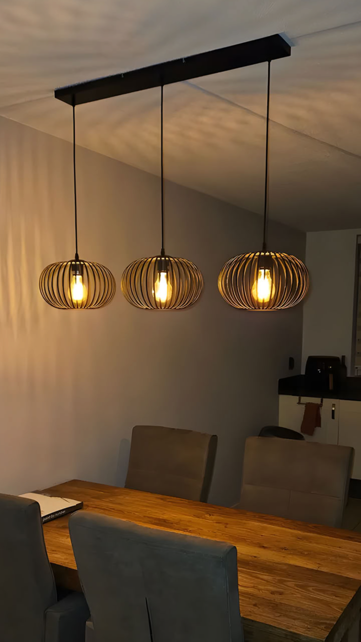 Come scegliere il lampadario perfetto per ogni stanza
