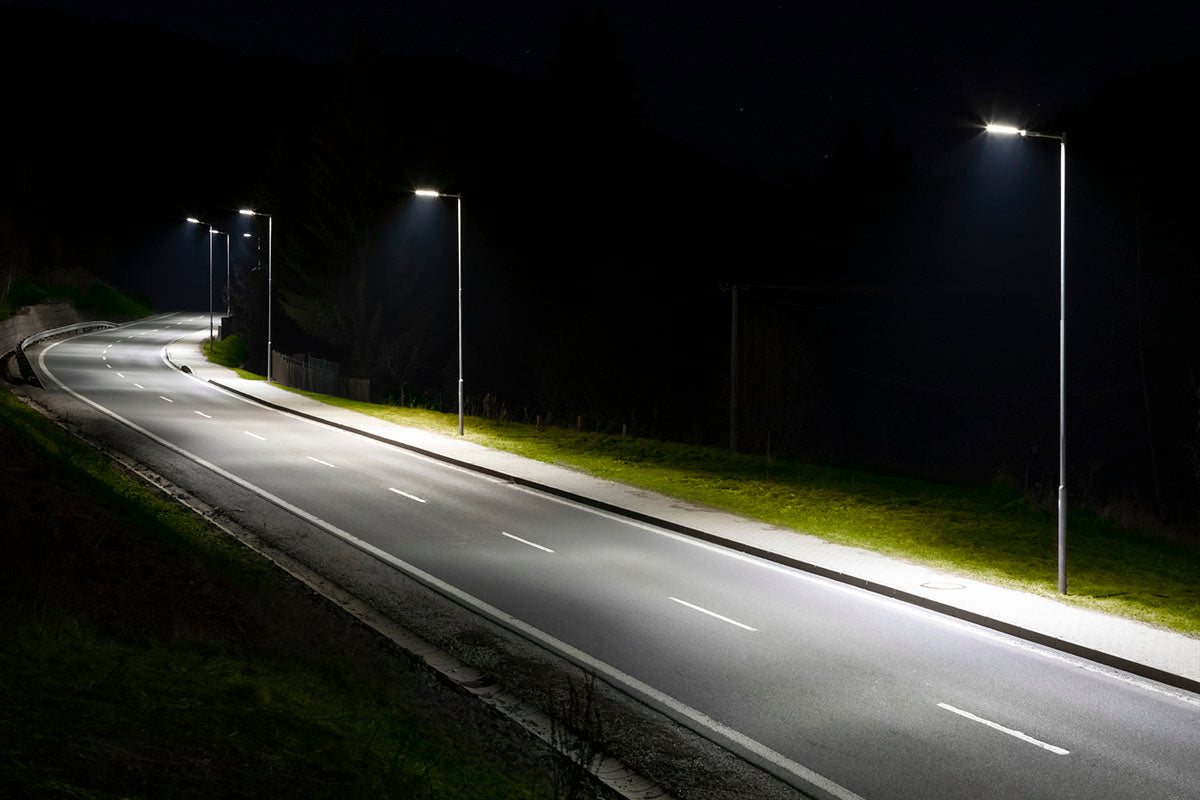 Strade illuminate, città più sicure: scopri come i lampioni intelligenti stanno cambiando tutto